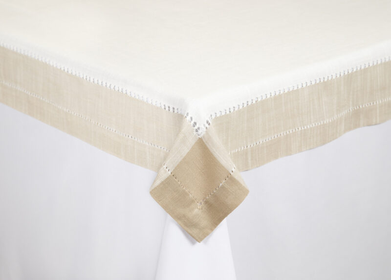 Sobre mantel Beige Con Blanco de Cruces o Lino