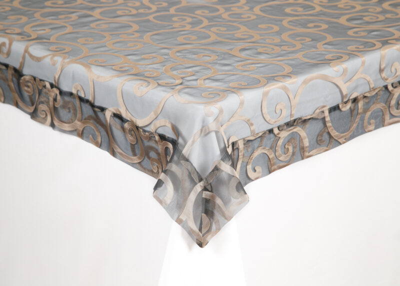 Sobre mantel Plateado Con Diseño De Organza