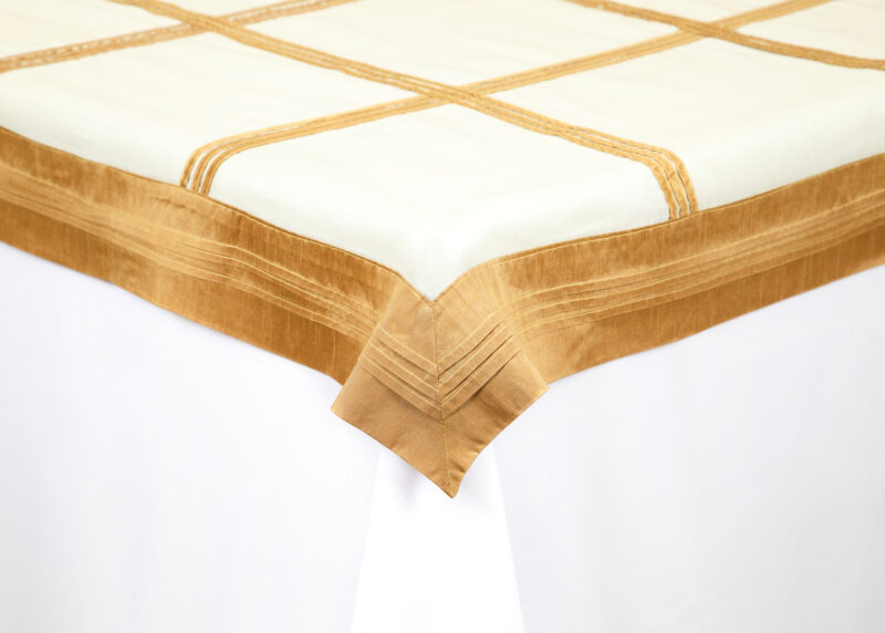 Sobre mantel Blanco Con Diseño Bordado Dorado