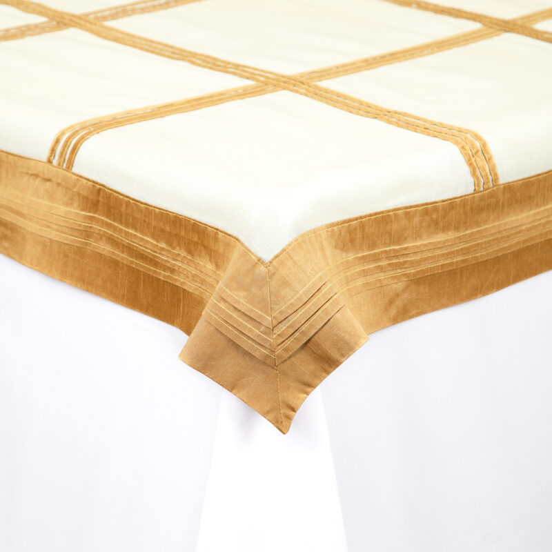 Sobre mantel Blanco Con Diseño Bordado Dorado